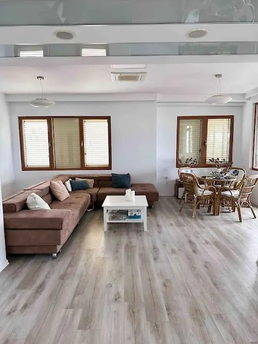 Large Renovated Beachside Apt, W/ Wi-Fi & Netflix Golem  0*, Golem (Tirana)