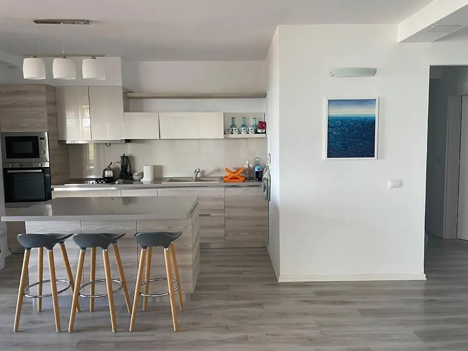 Daire Large Renovated Beachside Apt, W/ Wi-Fi & Netflix Golem